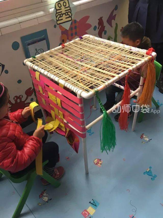 给孩子提供一整块粘板,让孩子在上面展现自己编织作品,还能作为作品
