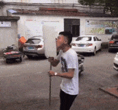 搞笑GIF趣图:大哥,娶了这么好的老婆,你真的好幸福!