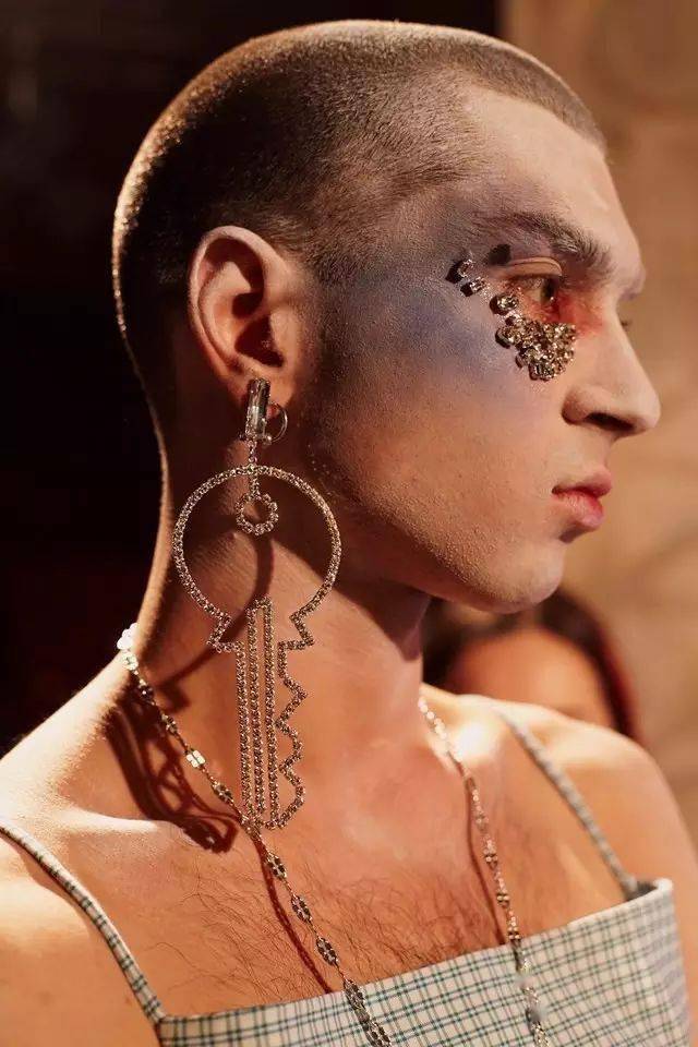 Art|来自“跨性别者”独特的穿衣方式，“我们不在乎时尚界想要什么，只想要做自己。