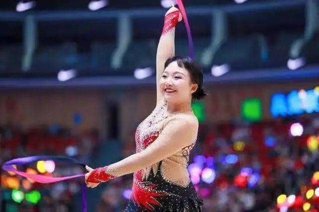 单眼皮|网红出身、被嘲又丑又胖 这次她却凭实力完美逆袭！