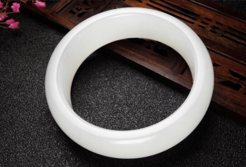 汉服|和田玉镯、翡翠项链、羊脂玉佩……京东珍品拍卖款款美饰都为汉服国潮范儿加分