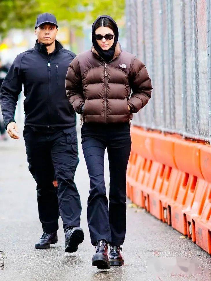 周冬雨|女孩们，撑得很累吧......像周冬雨一样套羽绒服不好吗！？