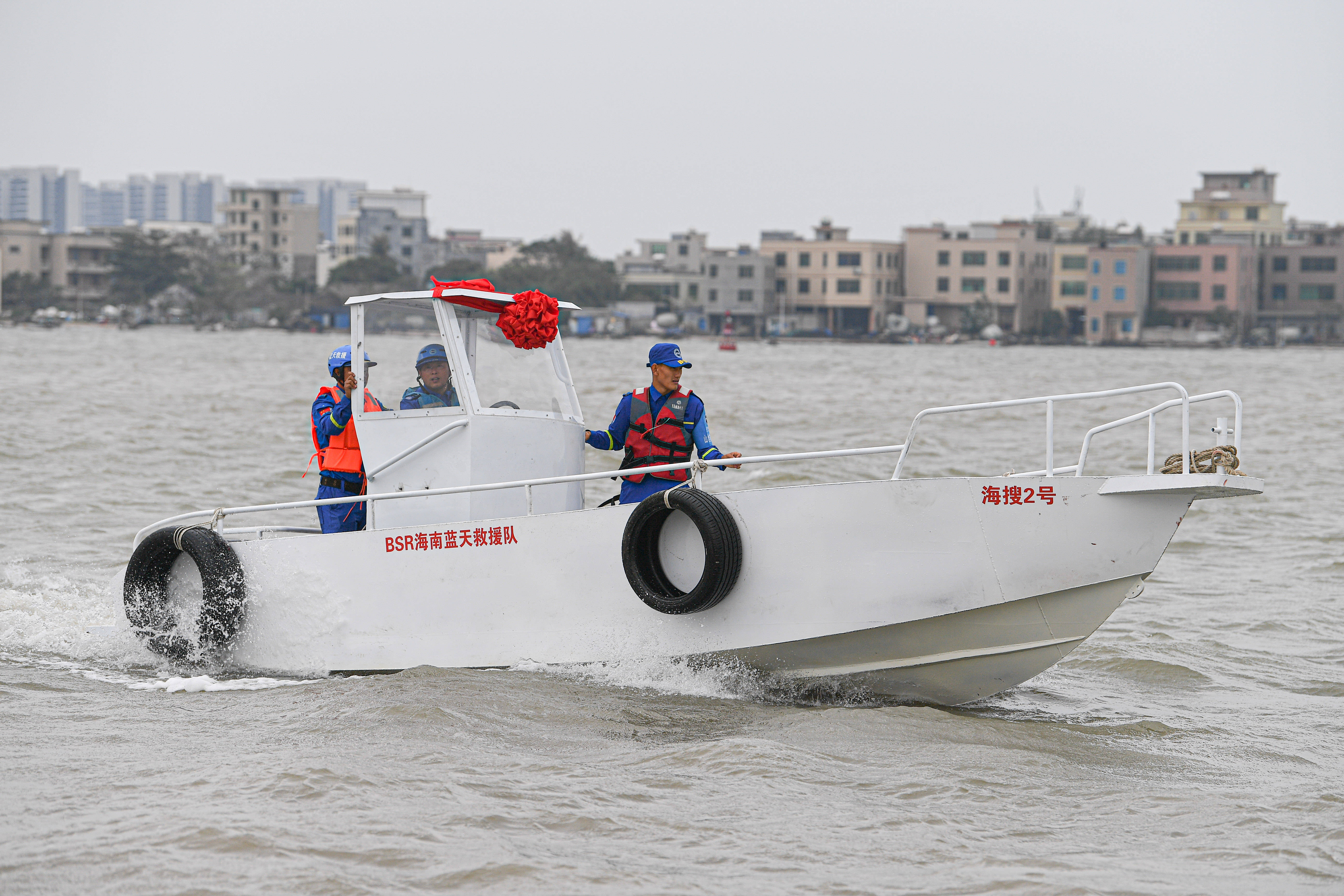 11月9日,海南蓝天救援队海上搜救队的搜救艇行驶在海口南渡江入海口