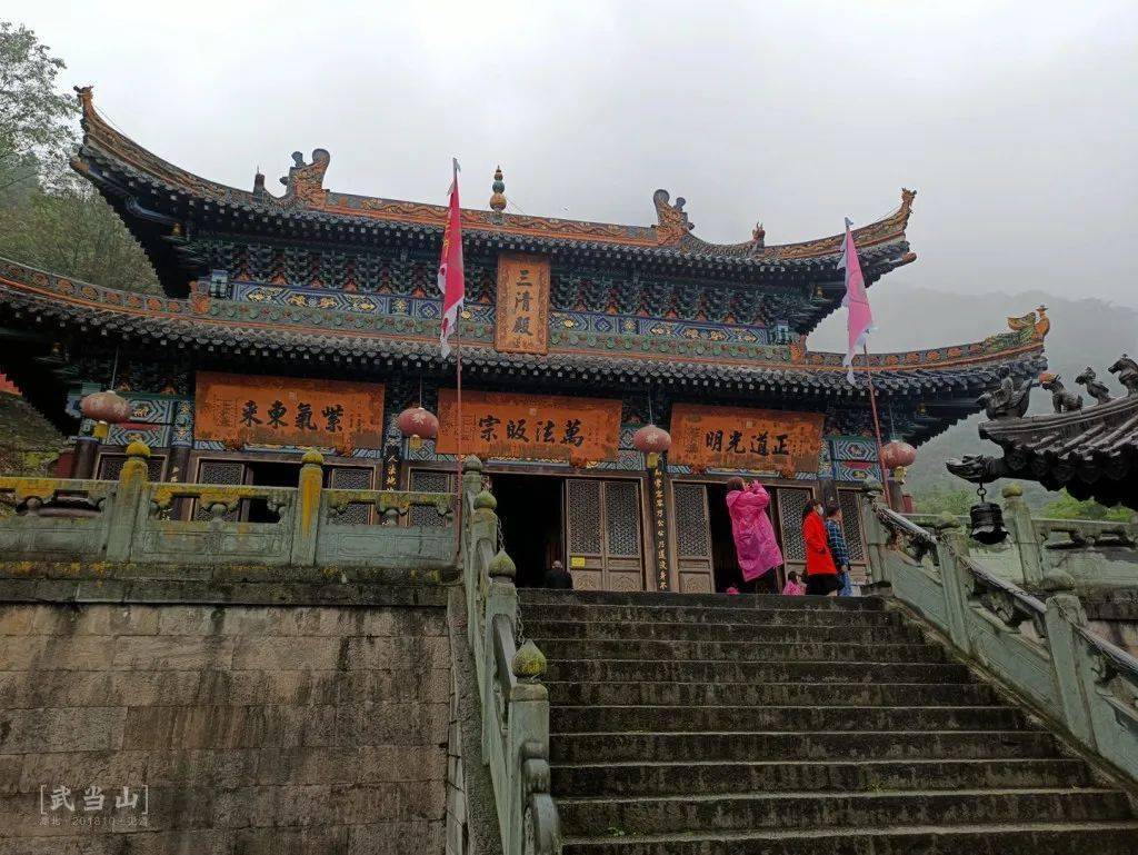 武当山索道的起点,就在琼台.这里是索道上下的必经之 ..