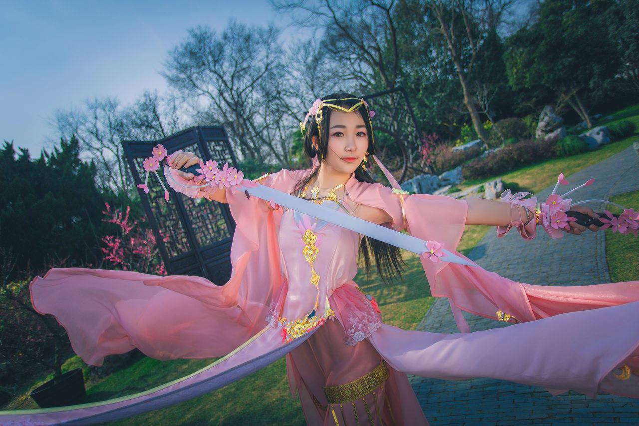 剑网三雪河秀姐cosplay昔有佳人公孙氏一曲剑舞动四方