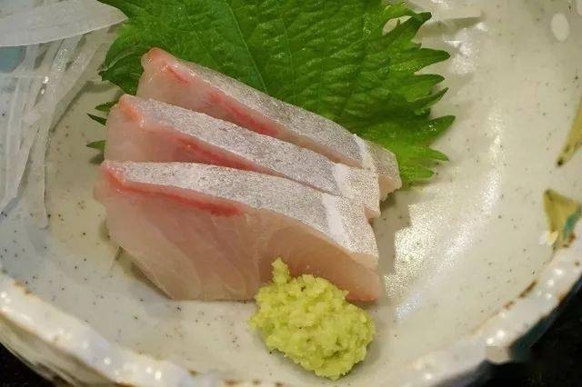 鲣鱼大概是日本最为重要的一种鱼,不仅可做成柴鱼片而入高汤,做刺身也