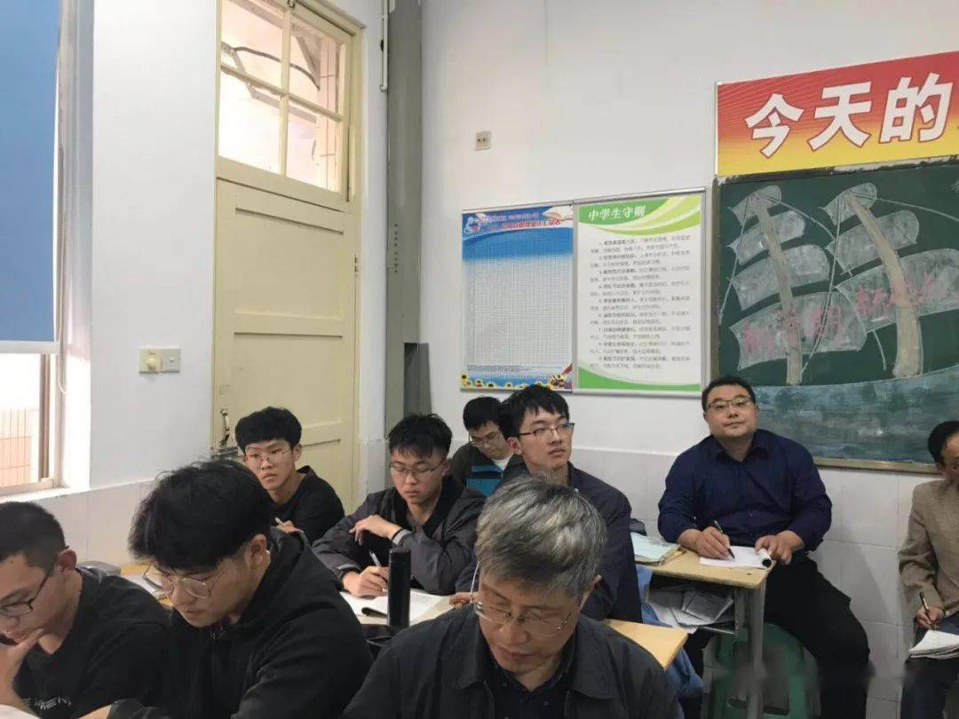 学校领导高度重视,关心新老师的课堂情况,多次走进新老师的课堂,仔细