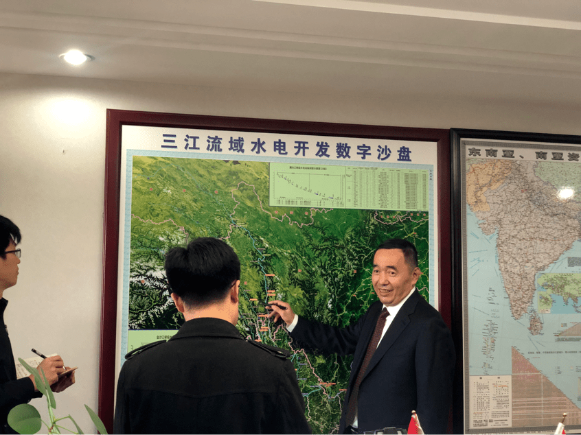 站在办公室的三江流域水电开发数字沙盘前,张宗亮拿起笔便滔滔不绝,从