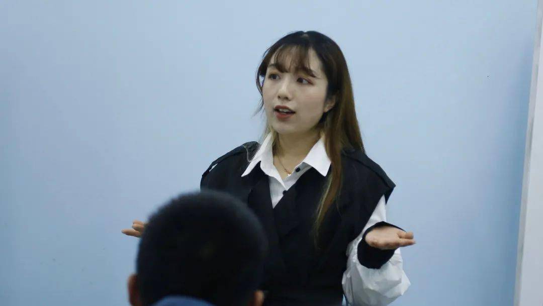 是你的老师啊侯老师露脸 9bd32dceed6947df9117ff571ace5e78.jpeg