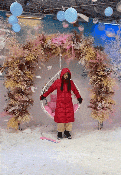 白色装饰树 在这么美的场景 摆上不同的pose拍照 由于冰雪世界内只有