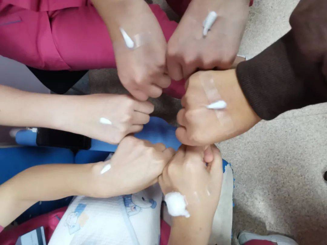 互相在手上扎针,午休时间集体练习,下班回家继续复习流程……看看这群