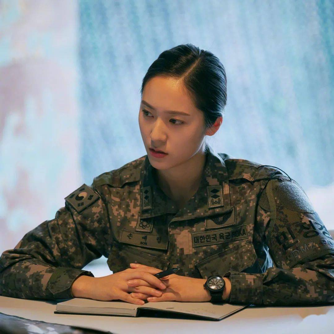 女军官|郑秀晶新剧变身精英女军官，“冰美人”这次A爆了！