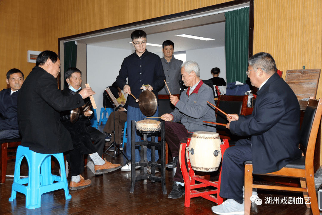 安吉县戏剧曲艺家协会京剧票房伴奏组成员为演唱会打开场锣鼓