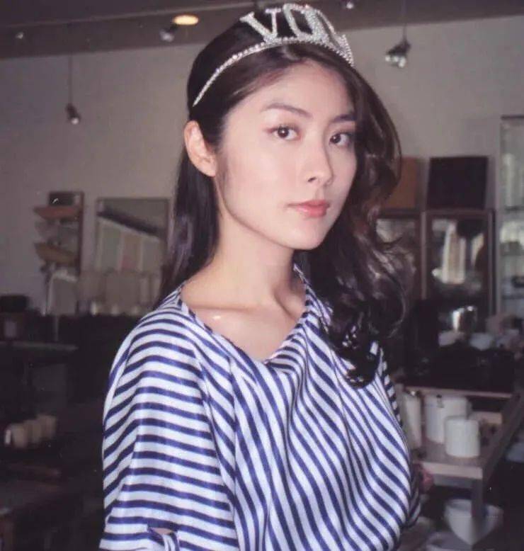 48岁陈慧琳近照曝光,少女感十足,冻龄女神保持身材的秘诀是