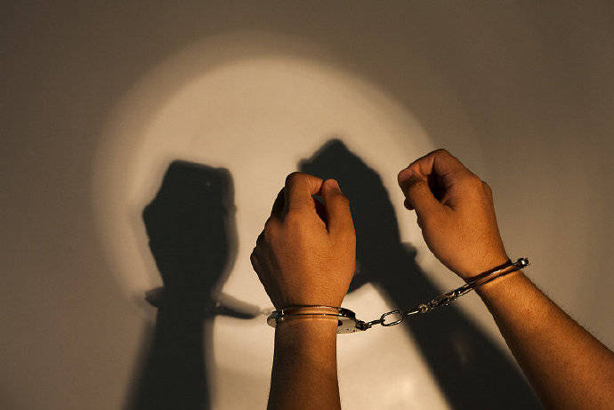 刘方|太狠心！双胞胎被亲生父母卖掉 警方打黑行动解救出孩子