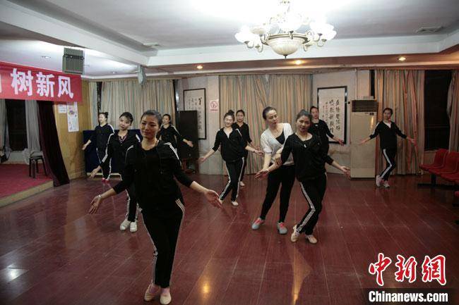 艺术|甘肃敦煌舞艺术“重回人间”：由高雅舞台到街头化“共鸣”