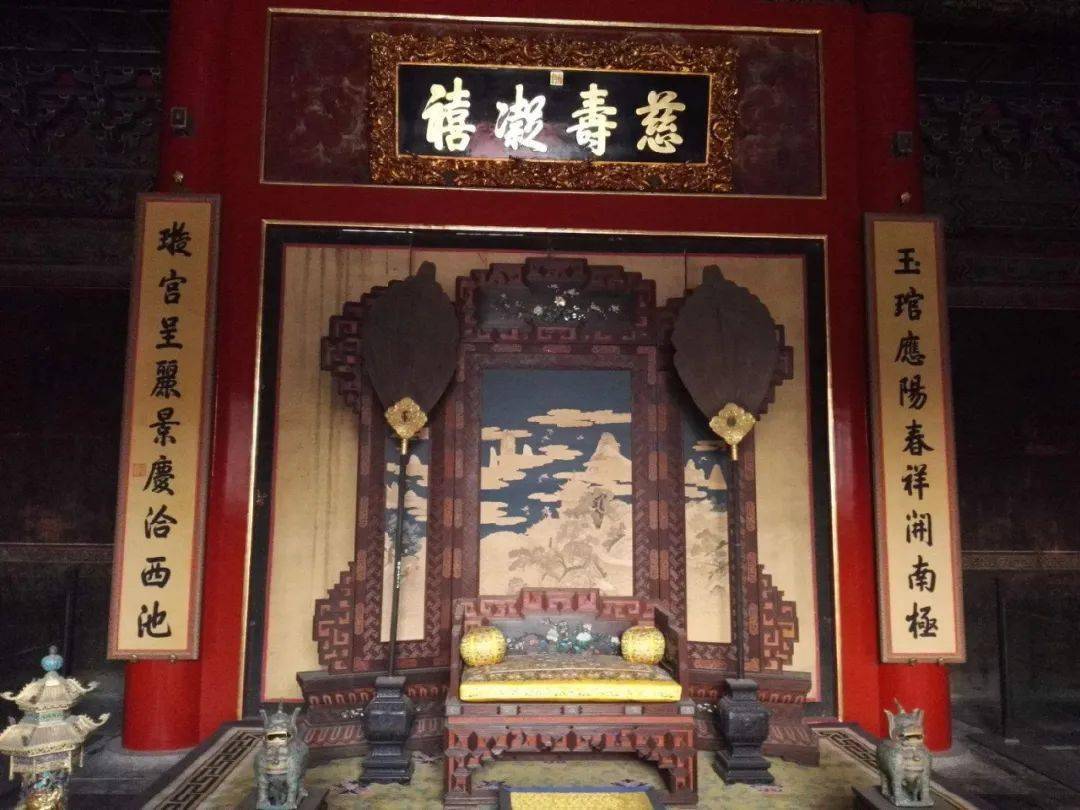 滑动浏览全图 "慈寿凝禧",四字原是乾隆皇帝御题寿康宫正殿对联的横批