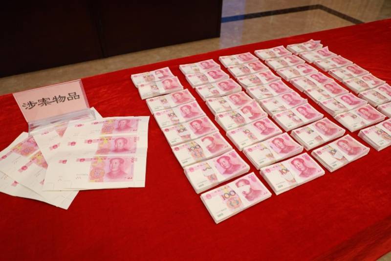 仓库|多家商店收到假币，民警顺藤摸瓜，查获假人民币90万！