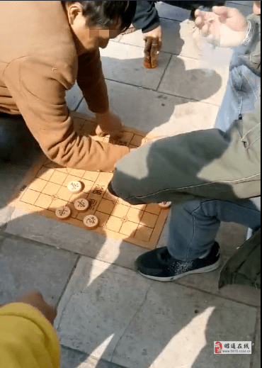 曝光| 昭通迎丰桥路口有人"下象棋",专程等你来"破局"