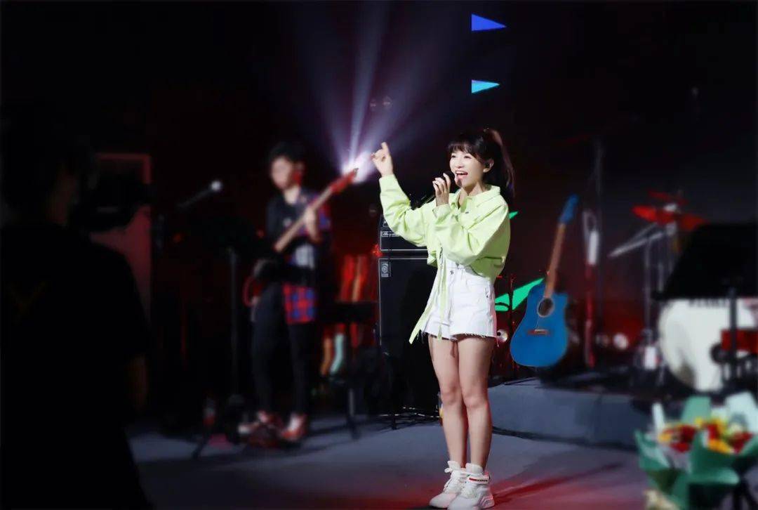 云朵演唱会现场版高清视频 acbd0a21f3aa4652b0653f18601ae978.jpeg