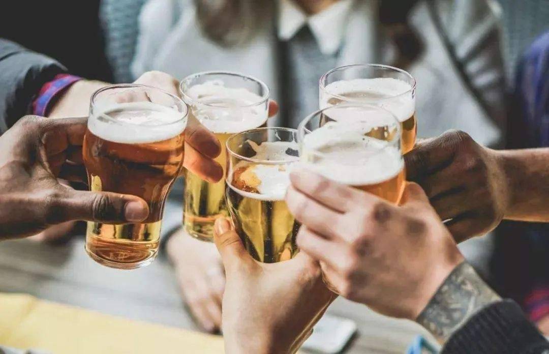 通常,喝酒的人在喝酒之前,大家喜欢先碰个杯,说一句"cheers"或"干杯"