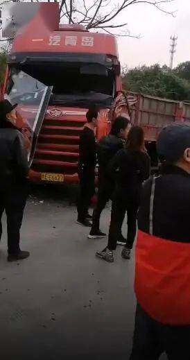 又出车祸了这次在江油双河口三车相撞小货车侧翻在路中央