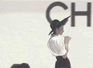 化身|卍物志┃26岁被老佛爷捧为香奈儿化身，如今63岁依然是法式优雅的代名词