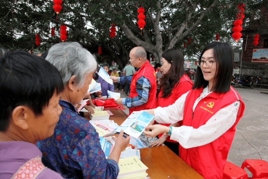 她是乐于助人的"志愿者".