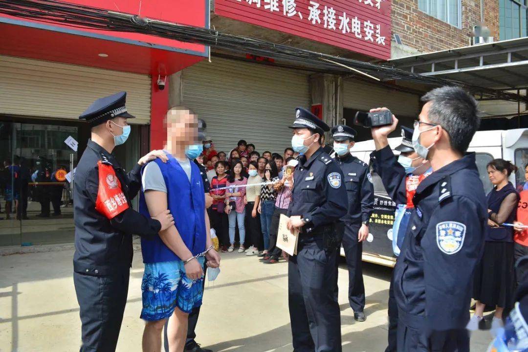 今日横县云表大件事一涉黑涉恶黑帮指认现场好多人围观