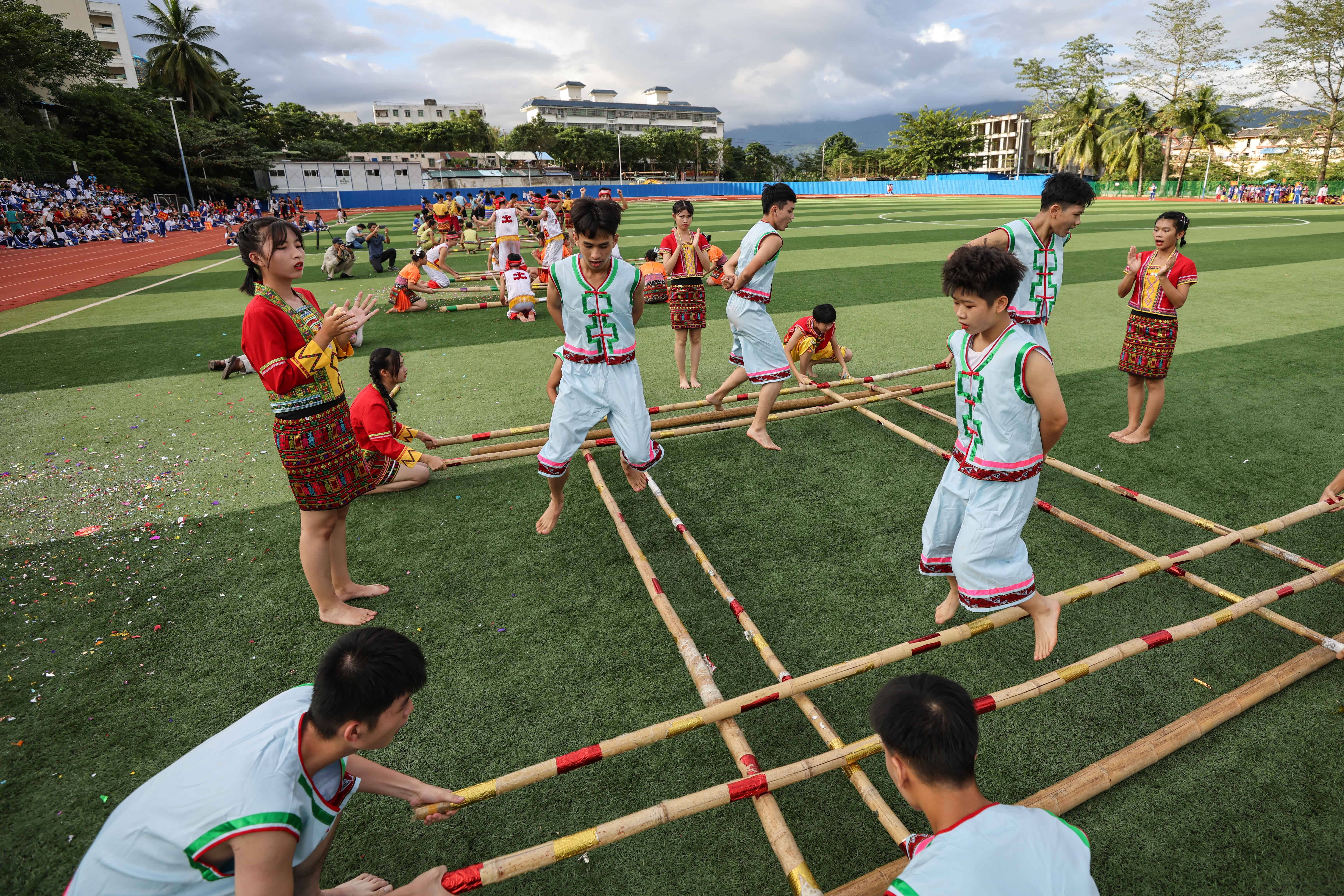 11月18日,学生在保亭中学校园操场跳竹竿舞(无人机照片.