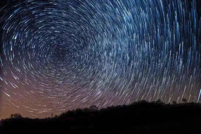 据天文专家介绍  一年一度的狮子座流星雨