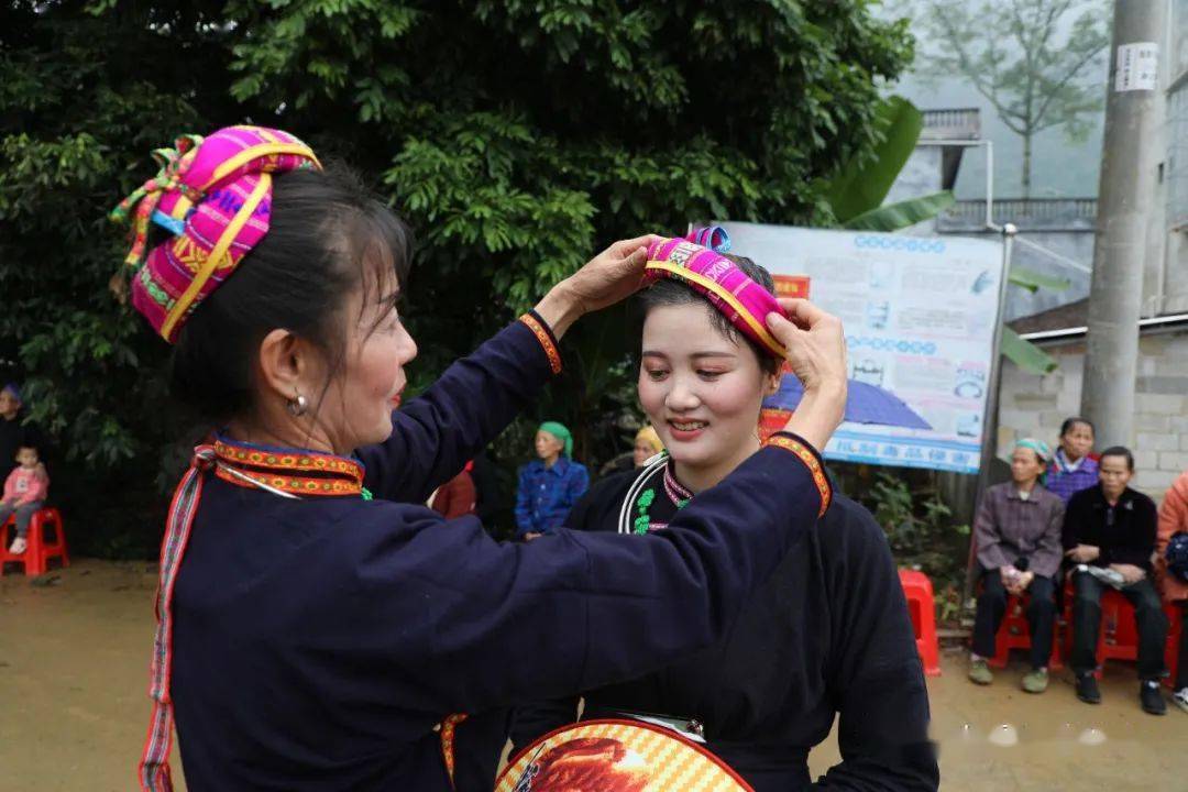金龙镇武联村板教屯外嫁女回娘家叙乡情感家恩