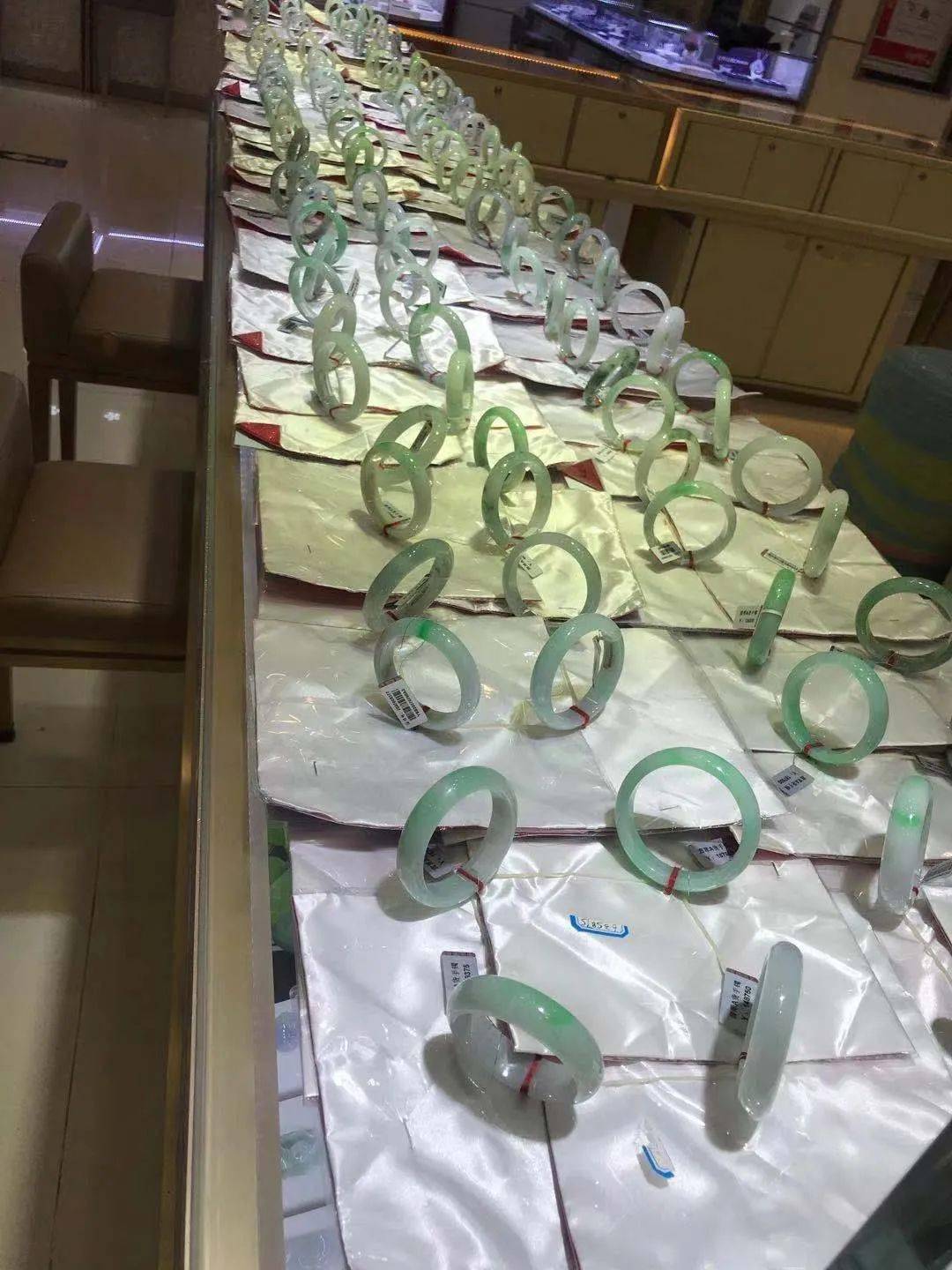吉兴珠宝城翡翠工厂直播源头直通车超低价格海量货品锁住吉兴公众号