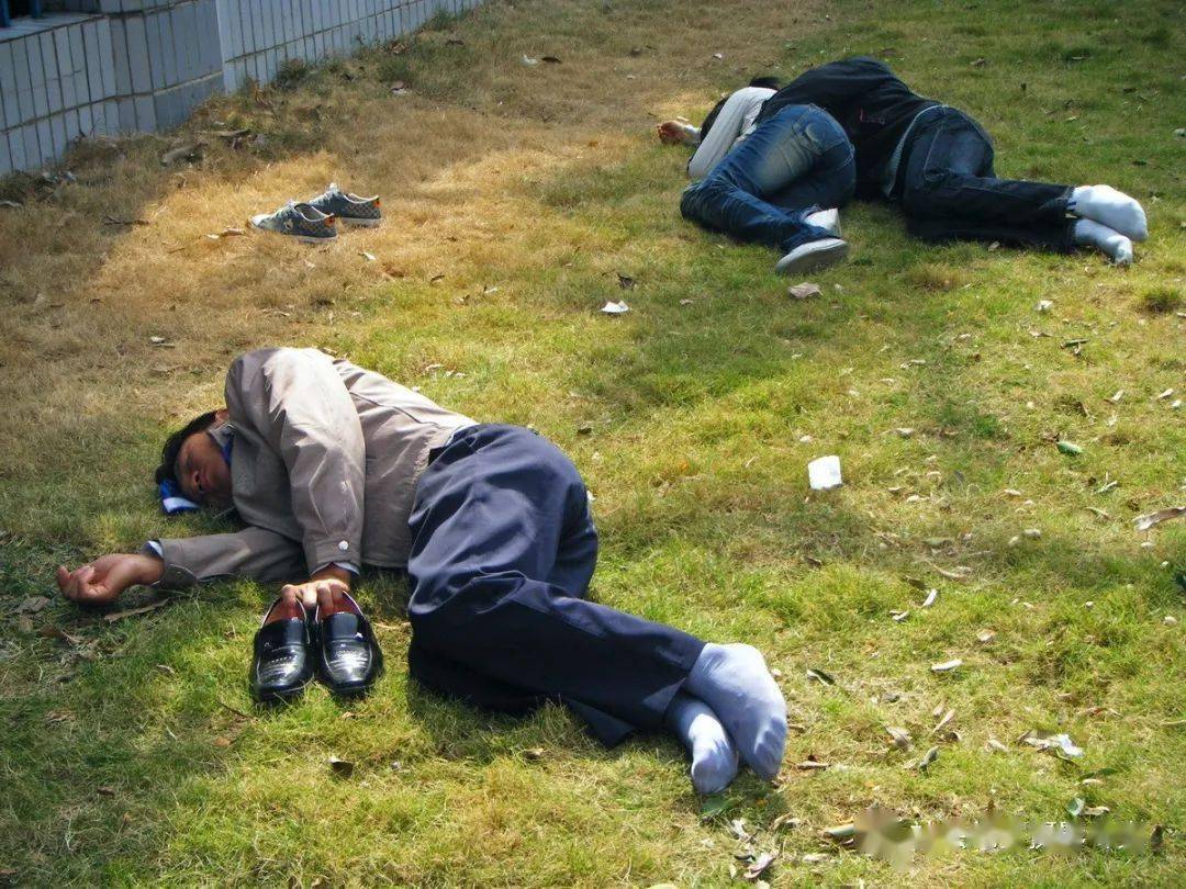 2008年  月  日,广东省东莞市.打工者在工厂的围墙外午睡.