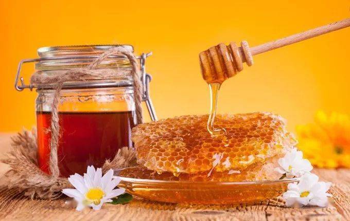 孩子|智商倒退成1岁，那些喂养孩子导致的悲剧……?心痛！3岁宝宝被如此哄逗后