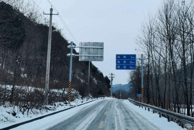 华阴交警巡查时发现,242国道华金公路从进山11公里开始至岭头(与洛南