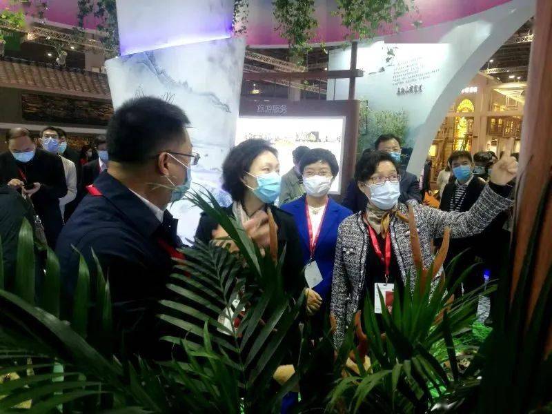 省委宣传部常务副部长王宏参观展区市委常委,宣传部部长夏劲松参观展