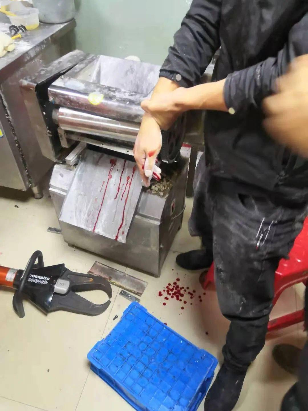 【警惕】凌晨早餐店主手卡压面机 义乌消防49秒"虎口"