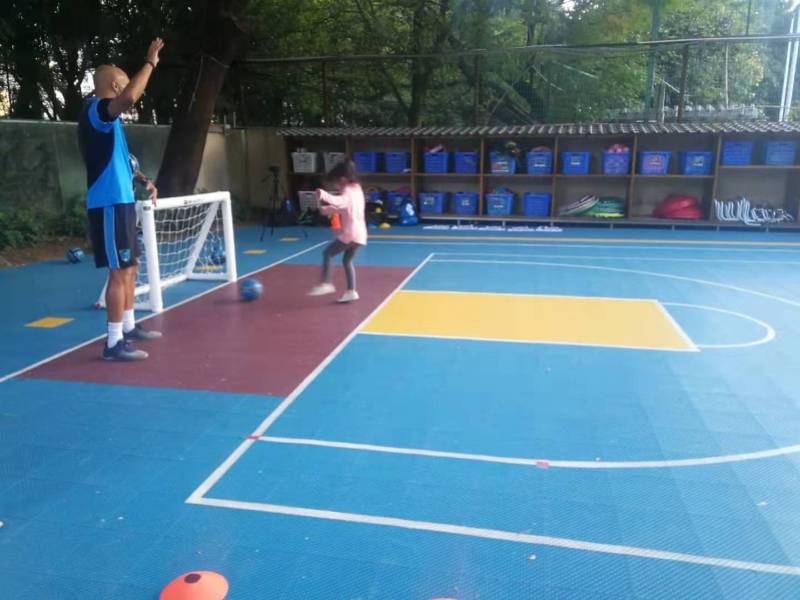 
玩足球游戏、谈足球生长 外籍足球教练进入广州校园|火狐娱乐线上平台