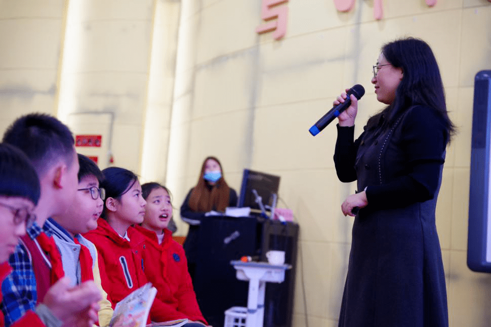 11月24日,著名儿童文学作家顾鹰来到光华校园,她给我们们带来了一场题