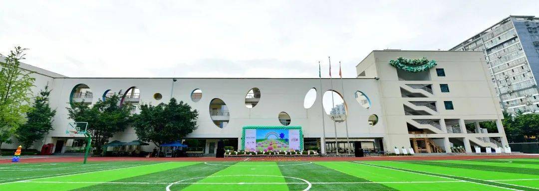 草堂小学西区分校始建于2008年9月,校园占地20亩,建筑面积一万五千