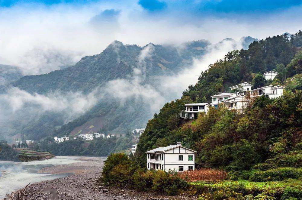 《嗮板工致富路》永川区万寿乡的一个加工厂 付永琼/摄《三建乡中心