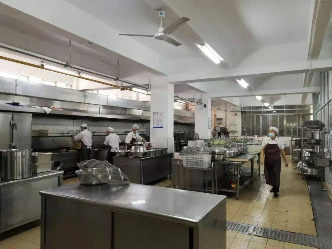 在顺德区郑裕彤中学食堂厨房,记者看到,戴着口罩,穿上工作服的师傅