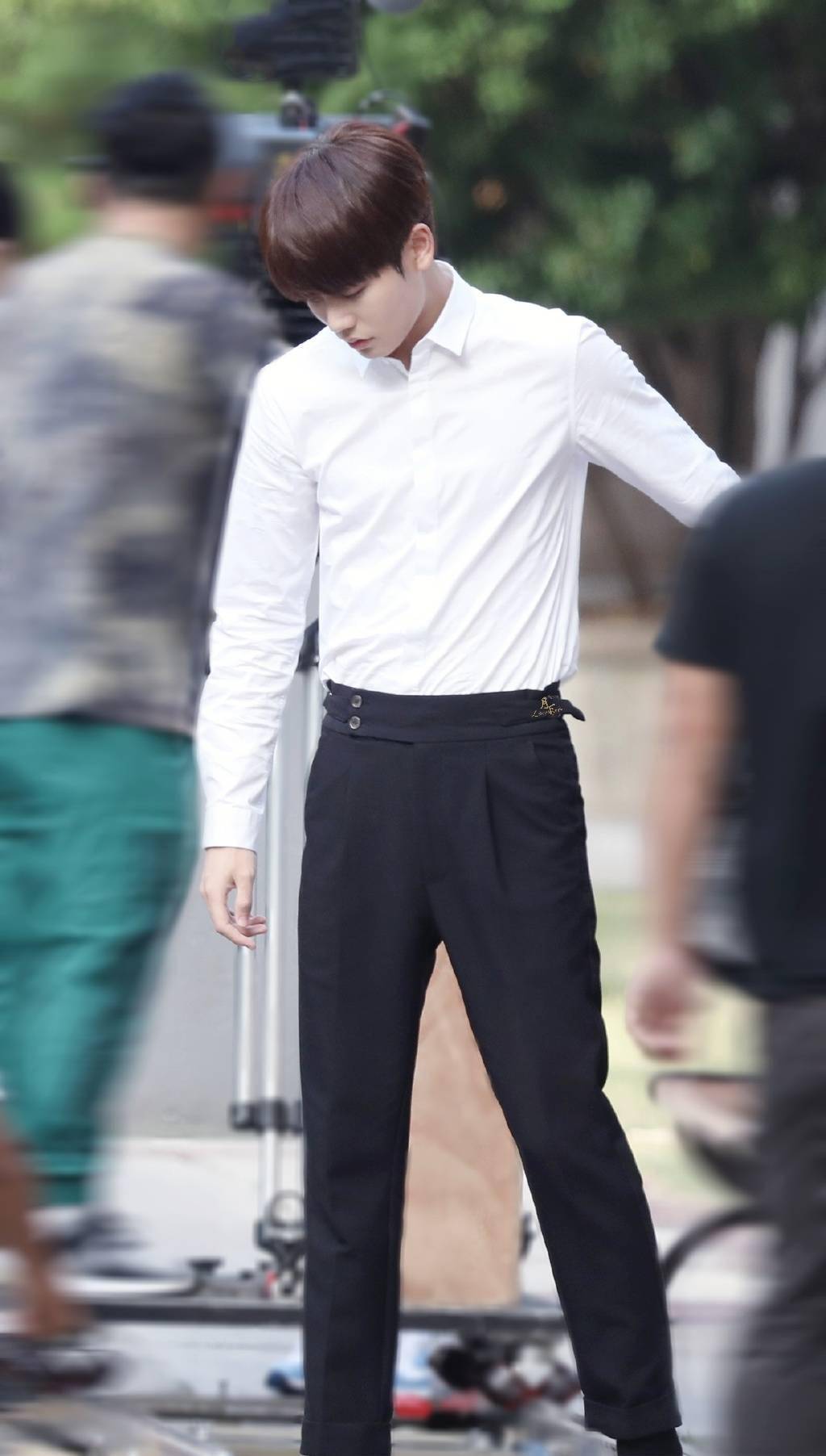 少女心收割机林彦俊白衬衫路透曝光对着大长腿流下口水