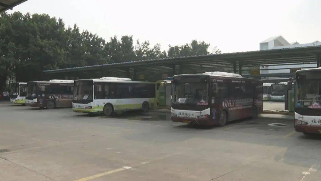 近日,顺汽公交陈村车队驾驶员何钊城在工作过程中救助一名摔倒市民.