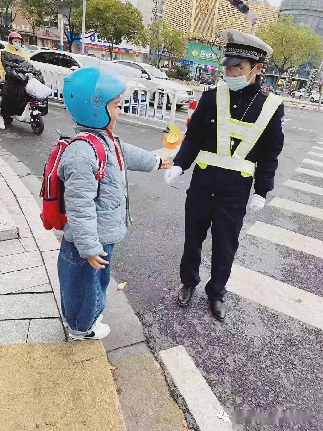 感恩交警叔叔,指挥交通