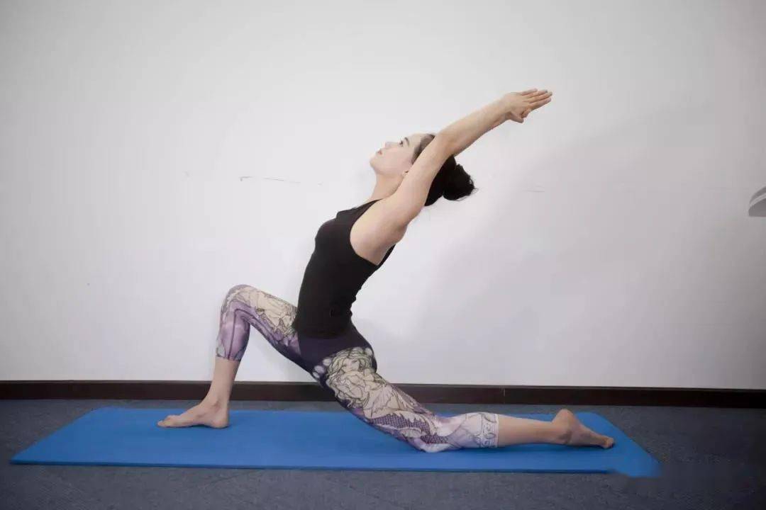 新月式的动作教程,及常见错误对比,记得快点学起来,然后用在练习瑜伽