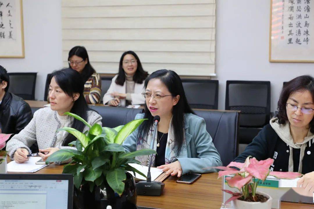 校园新闻市图工委图书馆专家来育秀实验学校进行图书工作调研