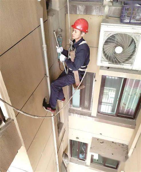 港华工作人员用"放飞"方式在外部进行"断气"处理.
