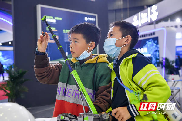 李长|组图丨5G+XR、虚拟现实……快来看这场窥见未来的展！
